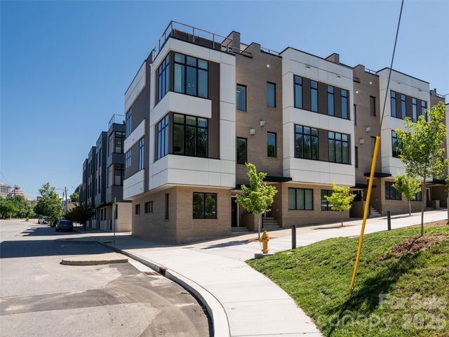 1 Bauhaus Court, Asheville, NC 28801