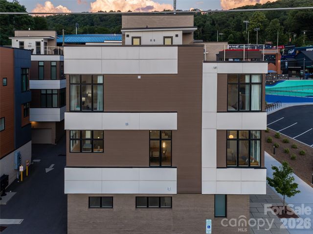1 Bauhaus Court, Asheville, NC 28801