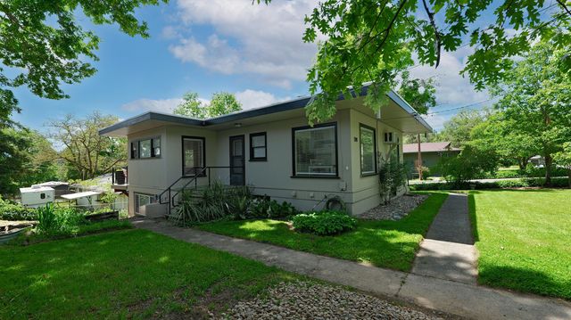 1141 NW Sunset Drive, Grants Pass, OR 97526