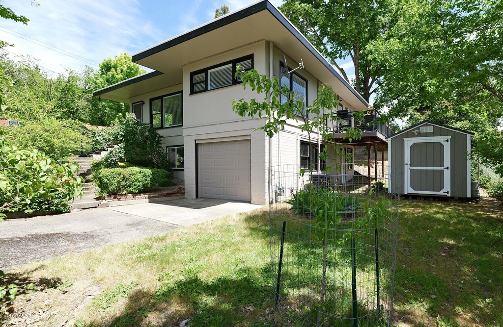 1141 NW Sunset Drive, Grants Pass, OR 97526