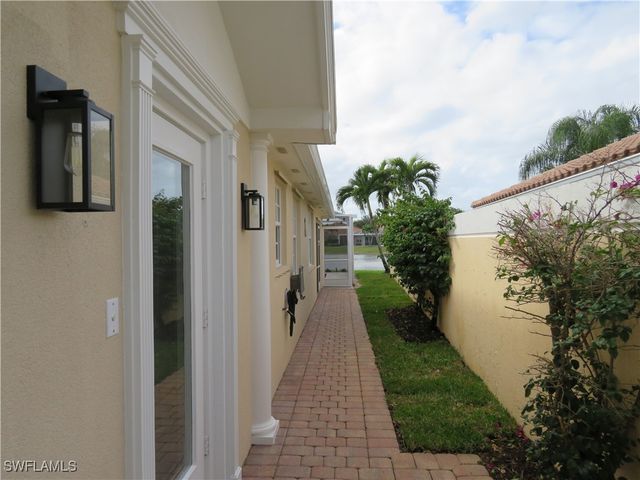 4235 Redonda LN, Naples, FL 34119