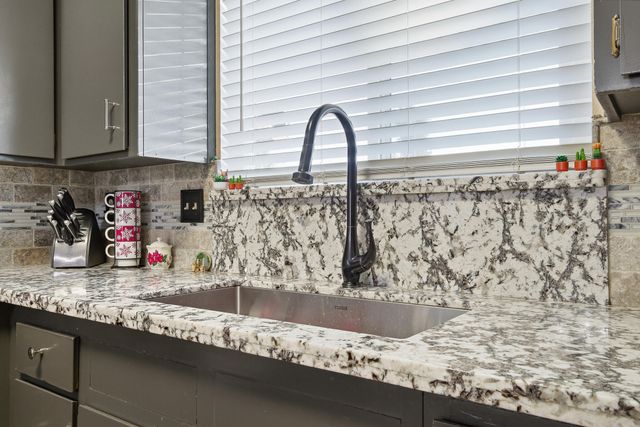 738 W Lark Court, Visalia, CA 93291