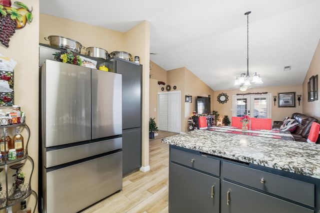 738 W Lark Court, Visalia, CA 93291