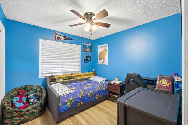 738 W Lark Court, Visalia, CA 93291