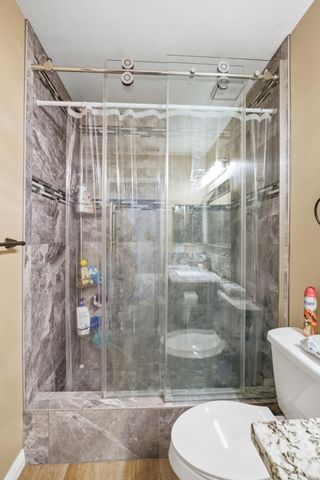 738 W Lark Court, Visalia, CA 93291