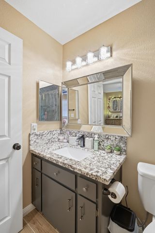 738 W Lark Court, Visalia, CA 93291