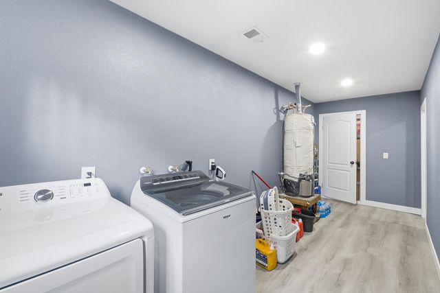 738 W Lark Court, Visalia, CA 93291