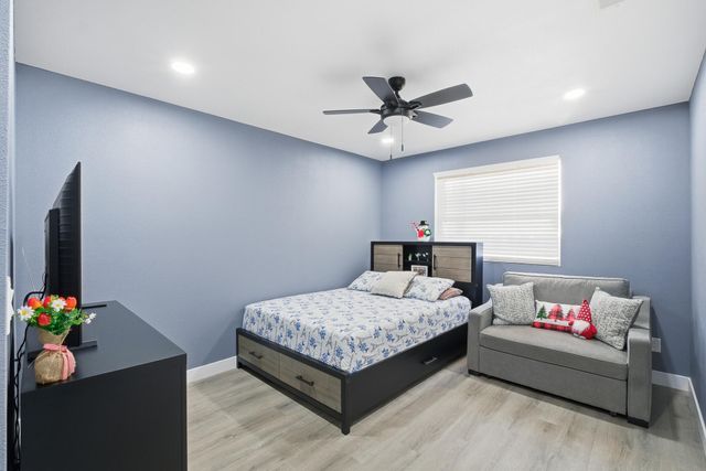 738 W Lark Court, Visalia, CA 93291