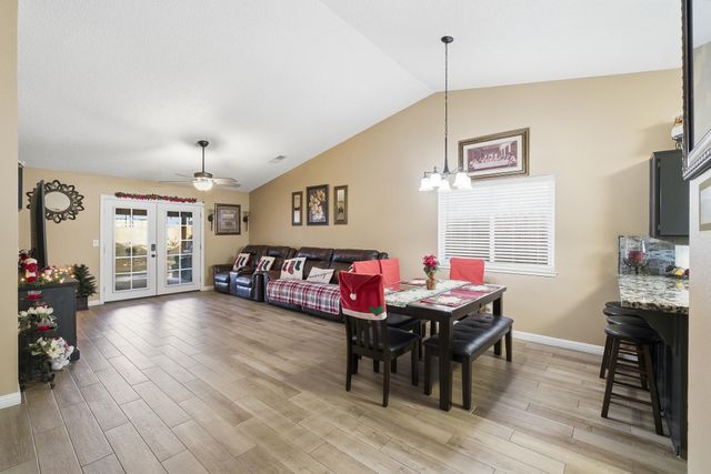 738 W Lark Court, Visalia, CA 93291