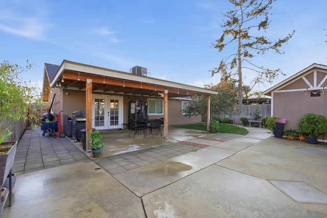 738 W Lark Court, Visalia, CA 93291