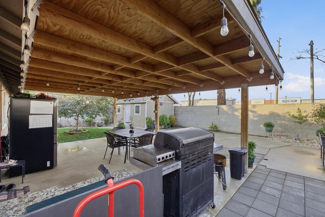 738 W Lark Court, Visalia, CA 93291