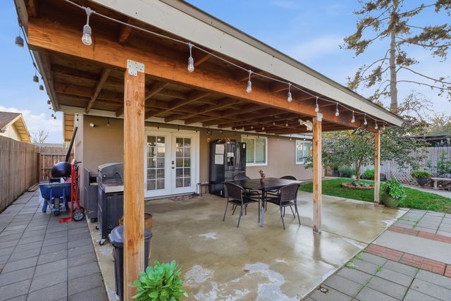 738 W Lark Court, Visalia, CA 93291