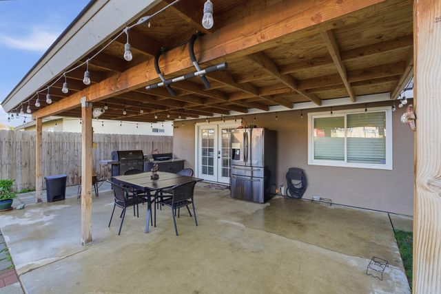 738 W Lark Court, Visalia, CA 93291