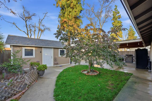 738 W Lark Court, Visalia, CA 93291