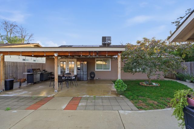 738 W Lark Court, Visalia, CA 93291