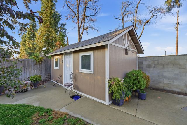 738 W Lark Court, Visalia, CA 93291