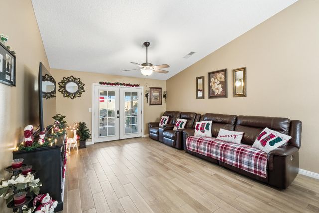 738 W Lark Court, Visalia, CA 93291