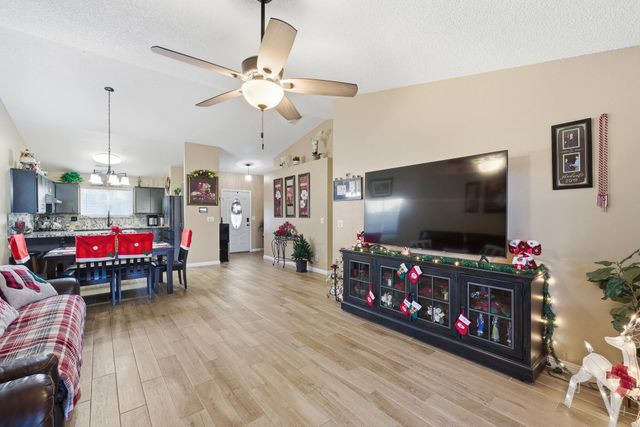 738 W Lark Court, Visalia, CA 93291