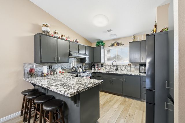 738 W Lark Court, Visalia, CA 93291