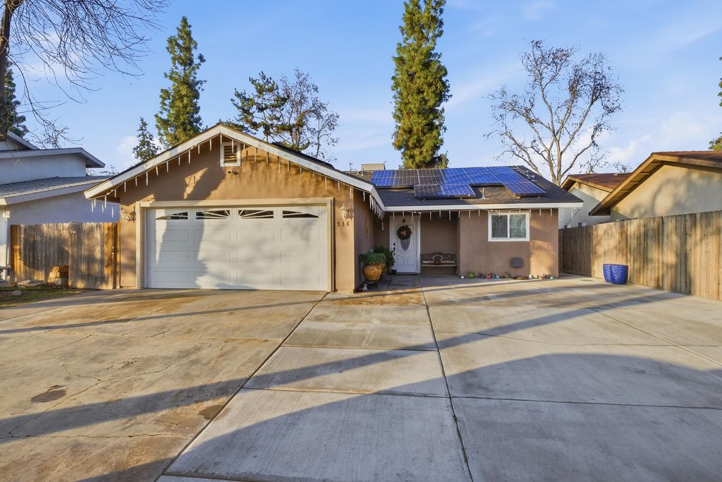 738 W Lark Court, Visalia, CA 93291