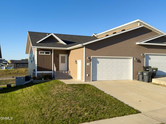306 Lena Court SE, Mandan, ND 58554 property photo
