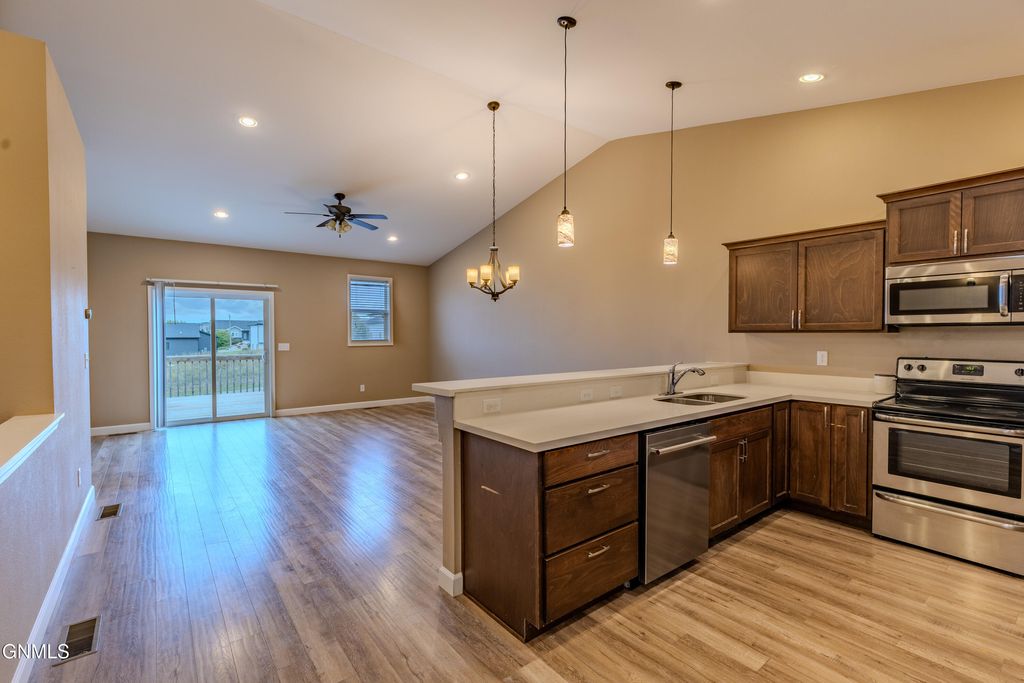 306 Lena Court SE, Mandan, ND 58554 photo 3