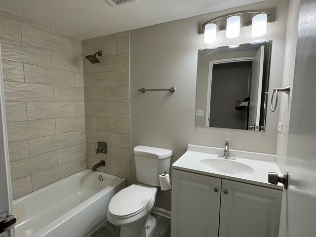 2220 Abbeywood Drive B, Lisle, IL 60532