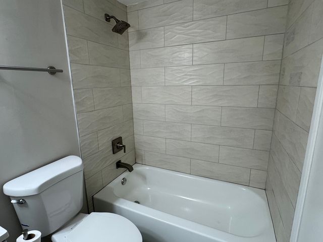 2220 Abbeywood Drive B, Lisle, IL 60532