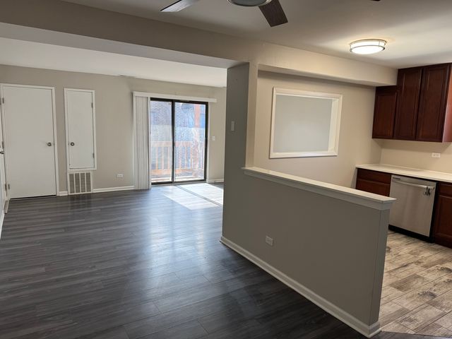 2220 Abbeywood Drive B, Lisle, IL 60532