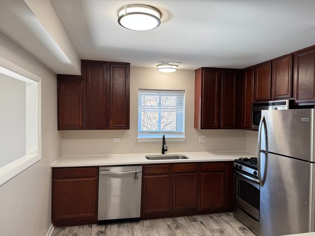 2220 Abbeywood Drive B, Lisle, IL 60532