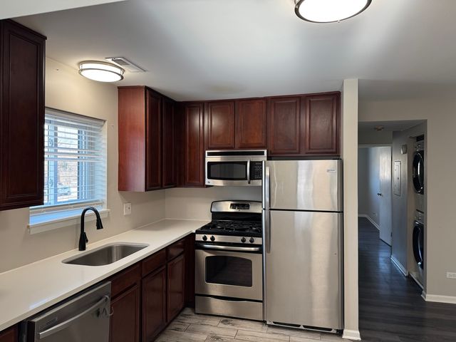 2220 Abbeywood Drive B, Lisle, IL 60532