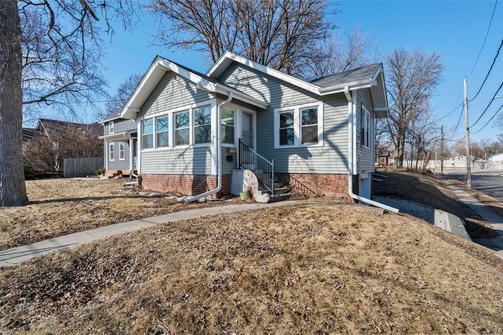 3001 Center Street, Des Moines, IA 50312