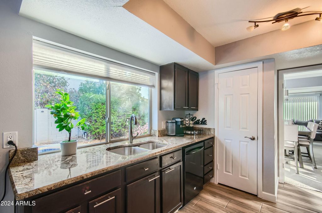 Image 10 of property listing at 6444 E PARADISE Lane, Scottsdale, AZ 85254