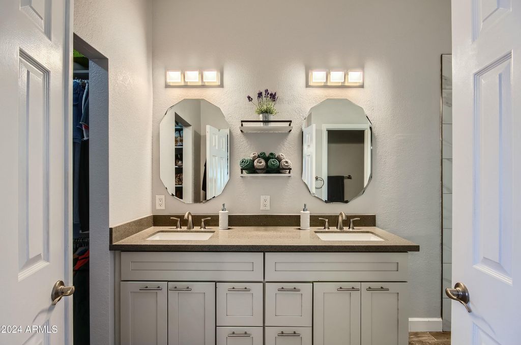 Image 19 of property listing at 6444 E PARADISE Lane, Scottsdale, AZ 85254