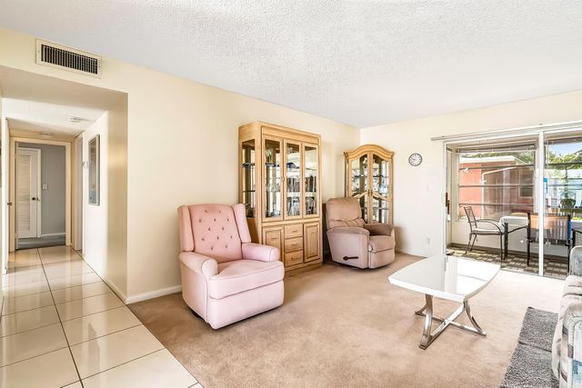 24 Golfs Edge D, West Palm Beach, FL 33417