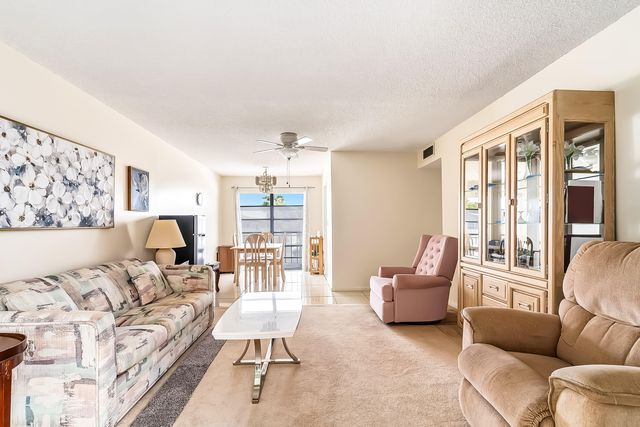 24 Golfs Edge D, West Palm Beach, FL 33417