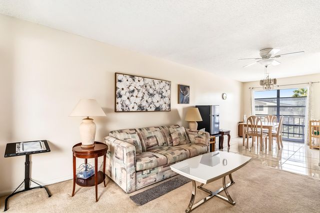 24 Golfs Edge D, West Palm Beach, FL 33417
