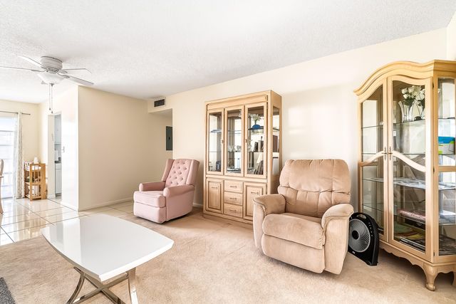 24 Golfs Edge D, West Palm Beach, FL 33417