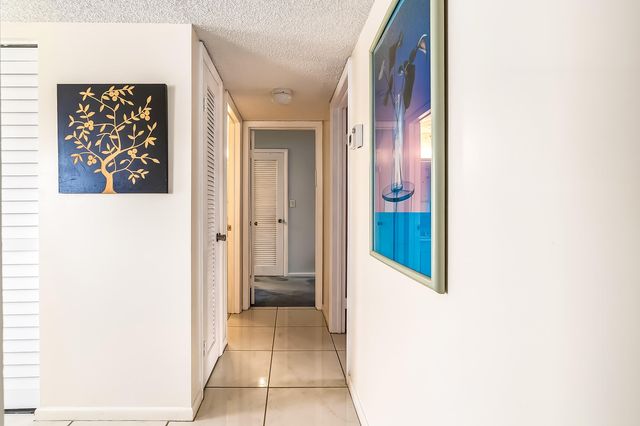 24 Golfs Edge D, West Palm Beach, FL 33417