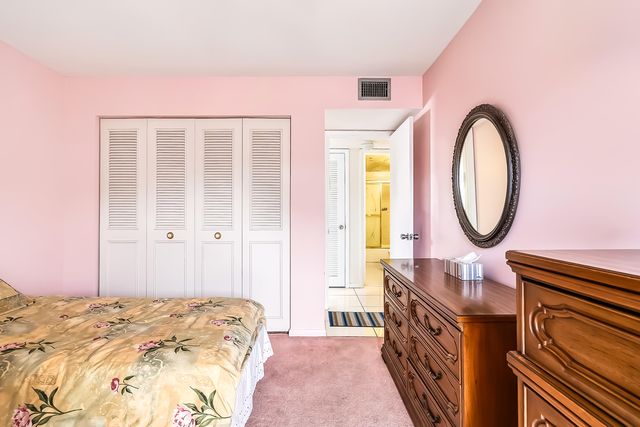 24 Golfs Edge D, West Palm Beach, FL 33417