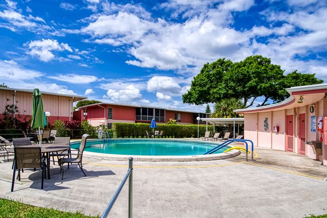 24 Golfs Edge D, West Palm Beach, FL 33417