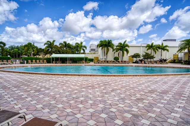 24 Golfs Edge D, West Palm Beach, FL 33417