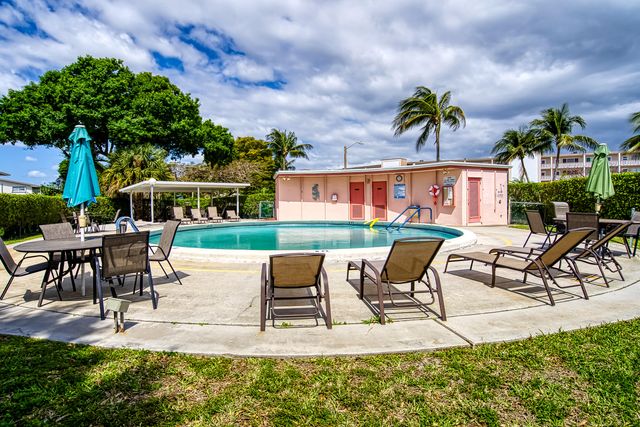 24 Golfs Edge D, West Palm Beach, FL 33417