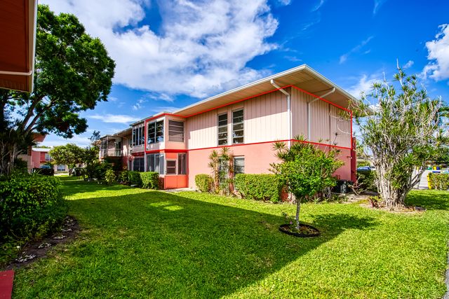 24 Golfs Edge D, West Palm Beach, FL 33417