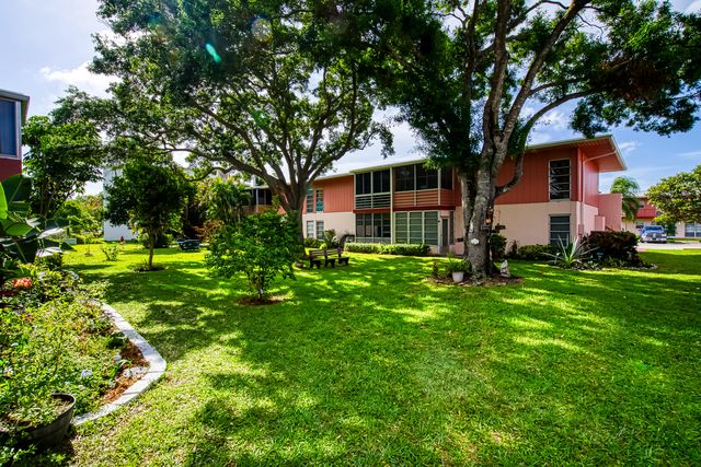 24 Golfs Edge D, West Palm Beach, FL 33417