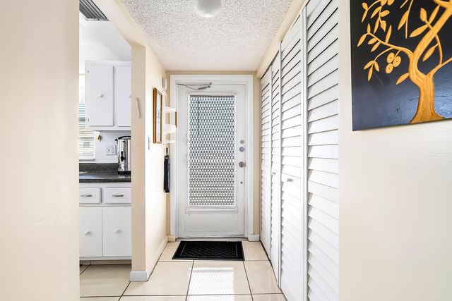 24 Golfs Edge D, West Palm Beach, FL 33417