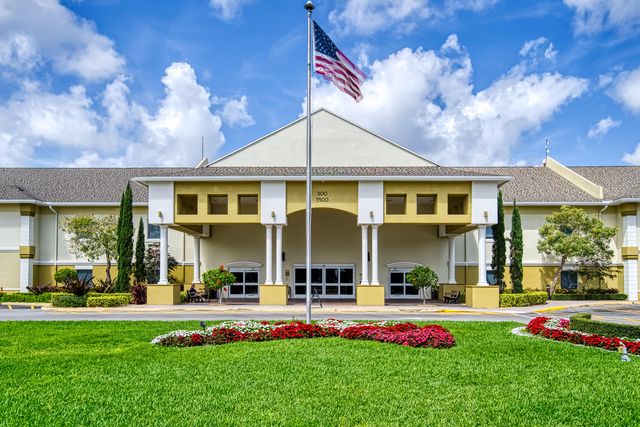 24 Golfs Edge D, West Palm Beach, FL 33417