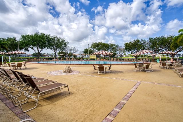 24 Golfs Edge D, West Palm Beach, FL 33417