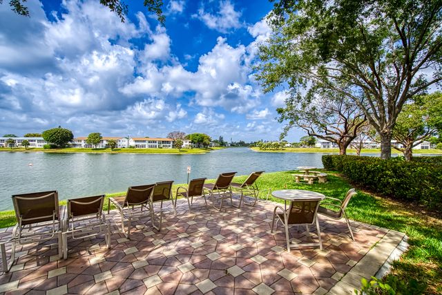 24 Golfs Edge D, West Palm Beach, FL 33417
