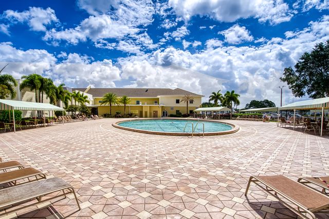 24 Golfs Edge D, West Palm Beach, FL 33417